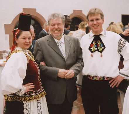 Empfang der Staatskanzlei vor dem Rheinland-Pfalz-Tag 2006 in Speyer: Kurt Beck, Ministerprsident von Rheinland-Pfalz und Parteivorsitzender der SPD, mit dem Trachtenpaar Inge Erika Knoll und Stephan Roth.