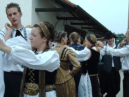 Aufmarsch der siebenbrgischen und donauschwbischen Tanzgruppen beim Kronenfest der Kreisgruppe Landshut in Altdorf. Foto: Petra Reiner