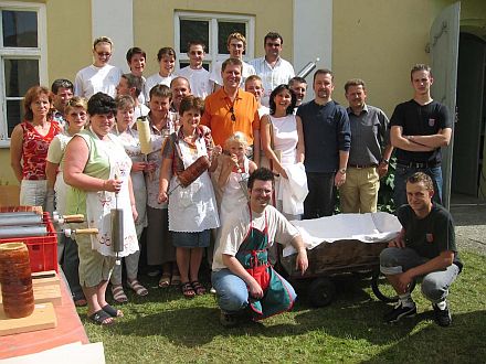 DFDR-Vorsitzender und Brgermeister Klaus Johannis (Bildmitte) besuchte die Kreisgruppe Landshut gemeinsam mit Gattin Carmen (rechts davon) in Begleitung des Vorsitzenden der Landesgruppe Bayern, Dr. Bernd Fabritius (3. von rechts). ber den Besuch freuten sich der Kreisgruppenvorsitzende Werner Kloos (2. von rechts) und das Baumstriezelteam.