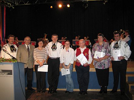 Mitgliederversammlung mit Ehrungen der Kreisgruppe Landshut, von links nach rechts: Werner Kloos, Karl-Christian Schuller, Johanna Arz, Johann Binder, Kerstin Arz, Martin Obermayer, Annemarie Thellmann und Johann Speri. Foto: Johanna Fger