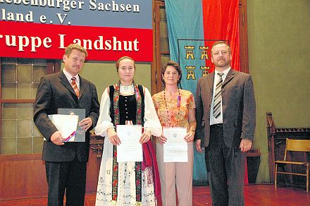  Kreisverbandsvorsitzender Werner Kloos (links) und Dr. Bernd Fabritius, Vorsitzender des Landesverbands Bayern der Landsmannschaft der Siebenbrger Sachsen, mit den Geehrten Andrea Broos (in Tracht) und Renate Kloos. Foto: Falk Bottke