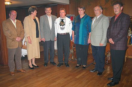 Neu gewählter Vorstand der Kreisgruppe Landshut mit Wahlleiter Karl Christian Schuller (2. von rechts).