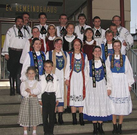 Die Tanzgruppen Ludwigsburg und Sachsenheim gestalteten das 30-jhrige Jubilum der Kreisgruppe Ludwigsburg mit. Foto: Dieter Goschler