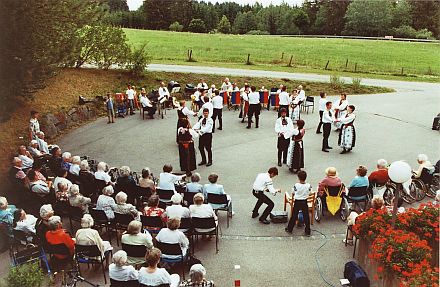 Die Tanzgruppe und Blaskapelle Mnchen erfreuen die Bewohner des Siebenbrgerheims Lechbruck bei deren Sommerfest.