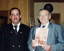 Lechnitzer Hauptversammlung, von links Jrgen Felker und Martin Hauptmann mit dem krzlich erschienenen Lutherhausbuch. Foto: Wiegant Weltzer
