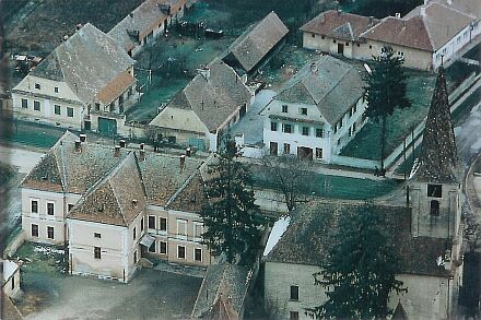 Samuel von Brukenthals Geburtshaus in Leschkirch: obere Reihe, erstes Haus von rechts.