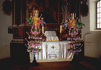 Zwei Neppendorfer Christleuchter vor dem Altar in der Neppendorfer Kirche (fotografiert in den 80er Jahren). Foto: Fr. Hassfurther