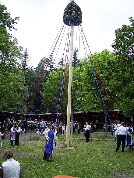 Kronenfest in Lrrach: Tanzgruppe vor dem Tanzen des Bndertanzes um den Kronenbaum. Foto: Gerhard Greger