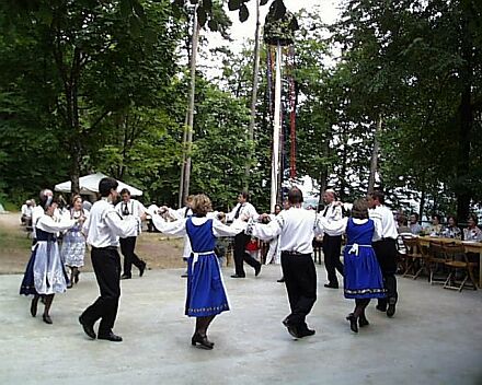 Tanz um die Krone beim Kronenfest der Kreisgruppe Lrrach, das immer mehr Einheimische anzieht. Foto: Gerhard Greger.