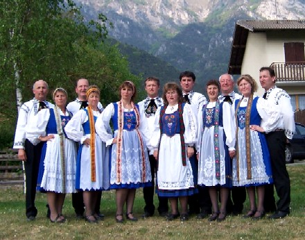 Die Tanzgruppe Lrrach prsentierte ihre siebenbrgisch-schsischen Trachten am Ledrosee.