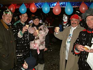 Frhliche Faschingsrunde, von links nach rechts: Schriftfhrer Bernd Riech, 1. Vorsitzender Ralf Potsch, Monika Zeitler und ihr Gatte Rolf Zeitler, 1. Brgermeister von Unterschleissheim, sowie der frhere Vorsitzende Johann Zultner.