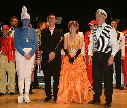 Mit Faschingsorden dekoriert: ‚Schlumpf‘ Elfriede Olescher (links) und Georg Zultner (rechts auen) mit dem Prinzenpaar. Foto: Klaus Schuller