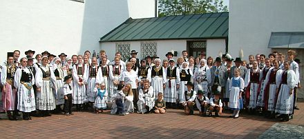 Trachtenschau beim Geburtstagsfest der Nachbarschaft Lohhof. Foto: Klaus Schuller