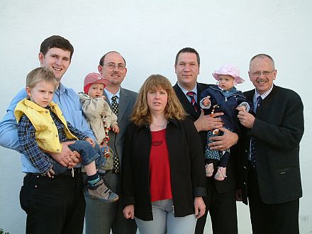 Keine Sorge um Nachwuchs in der Nachbarschaft Lohhof. Auf dem Bild die Kinder Raffael, Johannes und Ramona Potsch (Zwillinge) des 1. Vorsitzenden, Ralf Potsch; von links nach rechts: Arthur Thellmann (Jugendbeauftragter) mit Raffael Potsch auf dem Arm, Ralf Potsch (1. Vorsitzender) mit Sohn Johannes, Hannelore Renten (Kassiererin), Klaus Schuller (2. Vorsitzender) mit Ramona Potsch am Arm, Bernd Riech (Schriftfhrer).