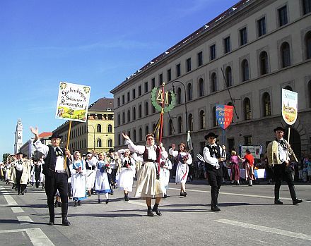 Die Schnauer Trachtengruppe auf der Mnchner Parademeile, der Ludwigstrae. Foto: Alexander Di Leonardo