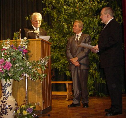 Bundesvorsitzender Drr (links) ehrt im Anschluss an seine Festrede den Kreisgruppenvorsitzenden Hans Wester (Bildmitte) und den Mannheimer Oberbrgermeister Gerhard Widder (rechts). Foto: Karl-Heinz Widder