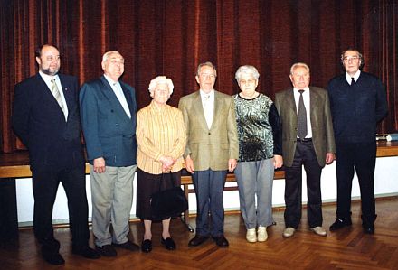 Gedenkenveranstaltung fr die Russlanddeportierten in Mannheim, von links nach rechts: Hans Rampelt, Christian Brenndrfer (Zeitzeuge), Susanne Schaser (Zeitzeugin), Hans Wester, Katharina Batzoni (Zeitzeugin), Andreas Liess (Zeitzeuge) und Michael Batzoni. Foto: Roswitha Batzoni