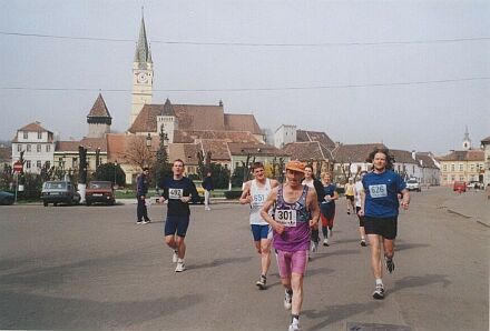 Marathon-Lufer in Mediasch. Im Hintergrund die Margarethenkirche. Foto: Horst Schuller