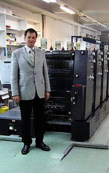 Geschftsfhrer Helmut Mathes vor der modernen Druckmaschine. Foto: Martin Ohnweiler
