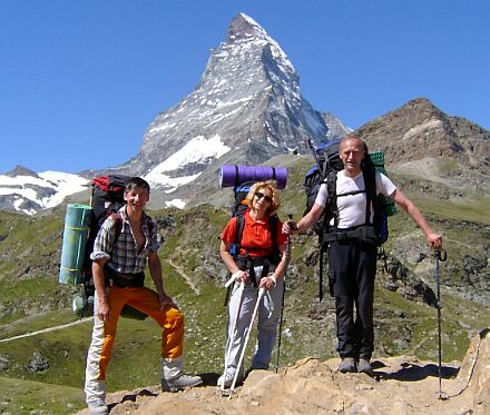 Das Matterhorn im Hintergrund, die Alpinisten von links nach rechts: Ehepaar Vladimir und Tatiana Nogaller, Reinhold Kraus.