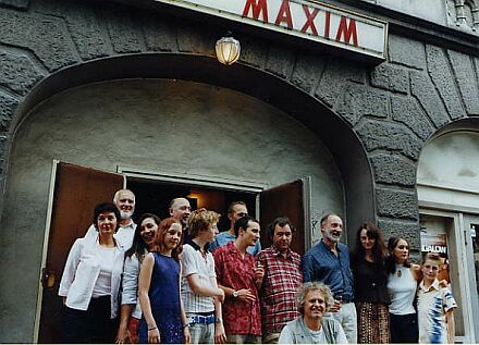 Wie die Alten sungen, zwitschern die Jungen: Mitwirkende und Protagonisten, leider ohne Karlheinz Piringer und den unvergessenen Traian Rocsoreanu, am Premierenabend in Mnchen. Von links nach rechts: Marle Klein, Hans Seiwerth, Monique Popescu (Produktionsleitung), Vera Lutz, Kurt Wagner, Simon Gewlb, Max Gehring (verdeckt), Ingmar Seiwerth, Marius Ungureanu, Meisi Timm (2. Kamera), Michael Gewlb, Irina Ungureanu, Nora Seiwerth, Jonas Gewlb. Foto: Konrad Klein