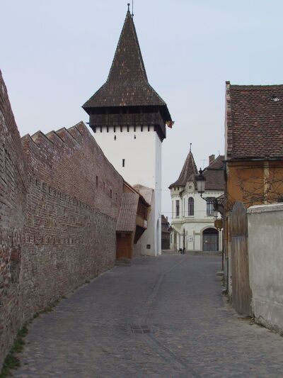 Forkeschgsser Torturm mit restaurierter Ringmauer (Ausgang Eisgasse).