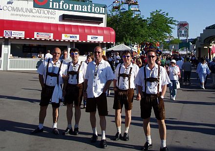 MELODY 4 U in bayerischer Tracht kurz vor dem Auftritt auf dem 25. Germanfest in Milwaukee, Wisconsin, USA, von links: Florian „Flo“ Balan, Karl-Gerhard „Karlutz“ Pitters, Gerhard Roth, Hans Roth und Tom Schneider.