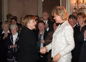 Herzlicher Empfang fr Bundeskanzlerin Angela Merkel (rechts) durch BdV-Prsidentin Erika Steinbach. Foto: Bildschn