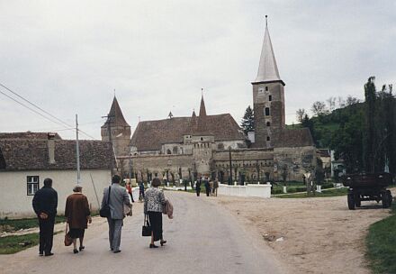 Meschen nach der Gedenkfeier am Friedhof am 15. Mai 2005. Nordseite der Kirchenburg, davor die umgestaltete Parkanlage. Foto: Heinrich Mantsch