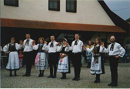 Tanzgruppe Metzingen beim Maibaumstellen auf dem Metzinger Kelternplatz.