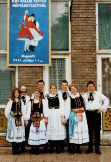 Die Metzinger Tanzgruppe vor dem Kulturhaus in Nagykallo.