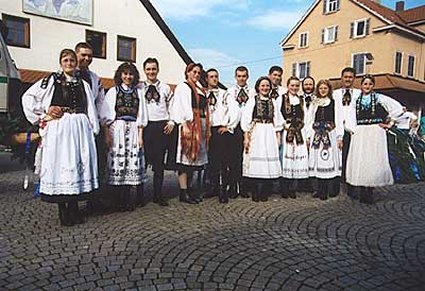 Siebenbrgische Jugendtanzgruppe erhlt Metzinger Tradition des Maibaum-Antanzens am Leben.