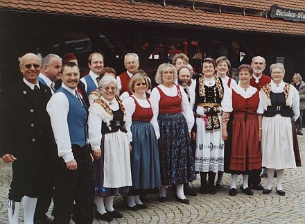 Siebenbrger Sachsen wirkten mageblich mit beim Maibaumstellen in Metzingen. Foto: Maria Waedt