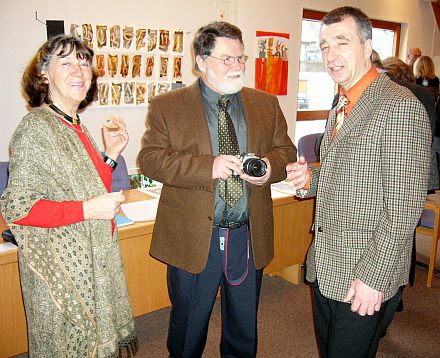 Die Knstler Renate Mildner-Mller und Kurtfritz Handel, rechts der fr Kunst und Kultur engagierte Brgermeister von Aidlingen, Ekkehard Fauth.