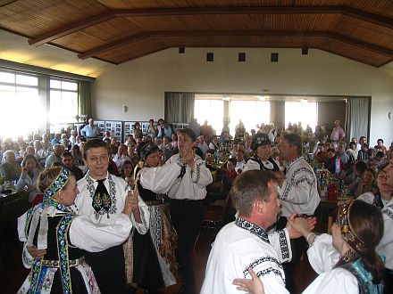 Der Aufruf, die siebenbrgisch-schsische Gemeinschaft in Mittelhessen neu zu beleben, erntete viel Zuspruch, vorne im Bild die Siebenbrgische Tanzgruppe Pfungstadt. Foto: Brunhilde Barth
