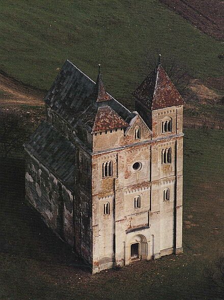 Die Kirche in Mnchsdorf in Nordsiebenbrgen. Die Luftbildaufnahme von Georg Gerster entstand vor der aufwndigen Restaurierung