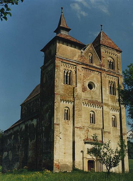 Blick auf die Kirche Mnchsdorf, eine der wertvollsten Kirchen Siebenbrgens im romanischen Baustil, vor der Restaurierung. Foto: Archiv der Siebenbrgischen Zeitung