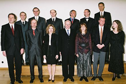 Gruppenbild mit hochkartigen Forschern, die mit dem Leibniz-Preis ausgezeichnet wurden, in der vorderen Reihe die Siebenbrger Schsin Hannah Monyer (1. von rechts), Ministerin Bulmahn (3. von rechts). Foto: DFG.