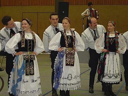 Den Trachtlerinnen geneigt: Jugendtanzgruppe Augsburg bei ihrem Auftritt in Mosbach. Foto: Christian Schoger