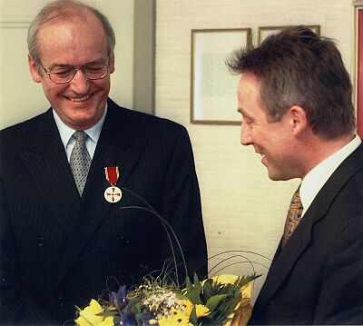 Landrat Dr. Rainer Haas (rechts) berreichte am 20. Mrz im Rathaus von Grosachsenheim die Bundesverdienstmedaille an Alfred Mrass. Foto: A. Drossel, Ludwigsburger Kreiszeitung.