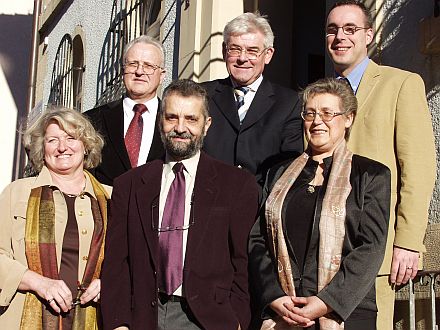 Erffnung des neuen Verwaltungsgebudes des Siebenbrgischen Museums in Gundelsheim, obere Reihe, von links nach rechts: Bundesvorsitzender Volker Drr, Brgermeister Lothar Oheim, Dr. Berhard Lasotta, neuer Vorsitzender des Frdervereins, vordere Reihe, von links: Karin-Servatius Speck, stellvertretende Vorsitzende des Trgervereins, Marius Joachim Tataru, wissenschaftlicher Mitarbeiter, Dr. Irmgard Sedler, Vorsitzende des Trgervereins Siebenbrgisches Museum e.V. Foto: Petra Reiner