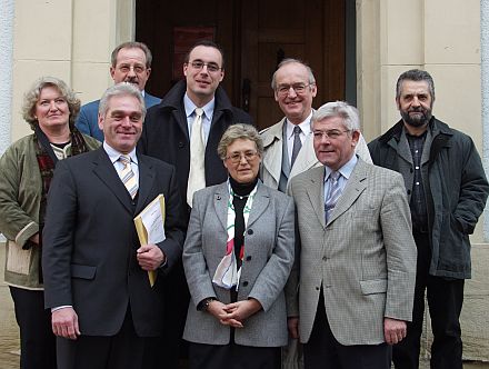 Vor dem Alten Rathaus in Gundelsheim, von links: Karin Servatius-Speck, stellvertretende Bundesvorsitzende, Innenstaatssekretr Heribert Rech, Josef Laboranowitsch, Vorsitzender des CDU-Stadtverbandes Gundelsheim, Dr. Bernhard Lasotta, CDU-Landtagsabgeordneter, Dr. Irmgard Sedler, Vorsitzende des Trgervereins Siebenbrgisches Museum, Alfred Mrass, Vorsitzender der Landesgruppe Baden-Wrttemberg, Lothar Oheim, Gundelsheimer Brgermeister, und Marius Joachim Tataru, wissenschaftlicher Mitarbeiter des Siebenbrgischen Museums. Foto: Petra Reiner