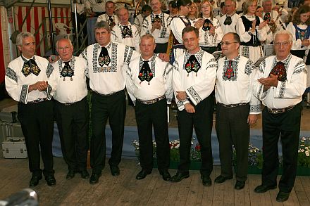 Dirigenten der Vereinigten Blaskapellen, von links: Wolfgang Ohler (Setterich), Heinrich Mantsch (Gummersbach), Jrgen Poschner (Drabenderhhe), Gnther Bodendorfer (Wolfsburg), Uwe Brandt (Overath), Heiko Ginsel (Herten-Langenbochum), Michael Hartig (Drabenderhhe). Foto: Christian Melzer