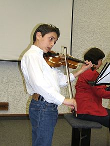 Der junge Geiger Sandro Roj aus Augsburg beim Hausmusikabend in der Evangelischen Tagungssttte Lwenstein, am Klavier begleitet von Liane Christian. Foto: Hansgeorg Killyen