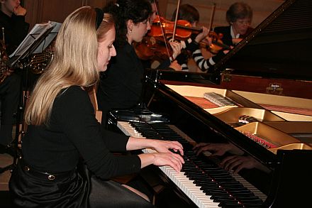 Die Solistin Janina Hofmann whrend der Erstauffhrung des Konzertstcks fr Klavier und Orchester von Carl Filtsch am 14. April in Weinsberg. Foto: Hartmut Balle