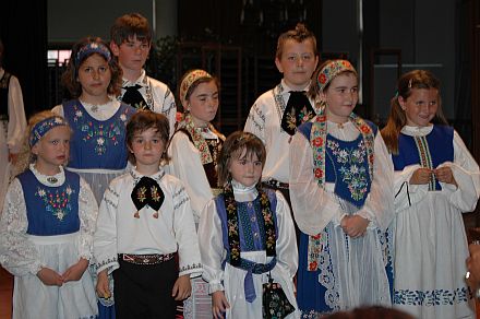 Abschlussfoto mit der Kindertanzgruppe Ingolstadt, die unter der Leitung von Gerda Knall einen attraktiven Programmpunkt der Nachwuchsveranstaltung im Schrannenfestsaal gestaltete. Foto: Helmut Klamer