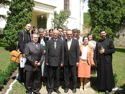 Drittes Heimattreffen im Zeichen der Vlkerverstndigung, erste Reihe von links: Werner Henning, Bischof D. Dr. Chr. Klein, Pfarrer Armin Langmann (Nrnberg) und Pfarrer Chiorescu (ganz rechts); zweite Reihe: Pfarrer Johannes Halmen (links) und Pfarrer Csaba Jenei (Dritter von links). Foto: Alida Henning