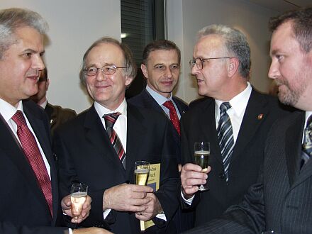 Festakt im rumnischen Generalkonsulat, von links nach rechts: Premier Adrian Nastase, Generalkonsul Mihai Botorog, Auenminister Mircea Geoana, Bundesvorsitzender Volker Drr und stellvertretender Bundesvorsitzender Bernd Fabritius. Foto: Siegbert Bruss