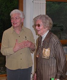 Josefine Engel dankt der Autorin Eddda Dora Fantanar (rechts). Foto: Doris Hutter