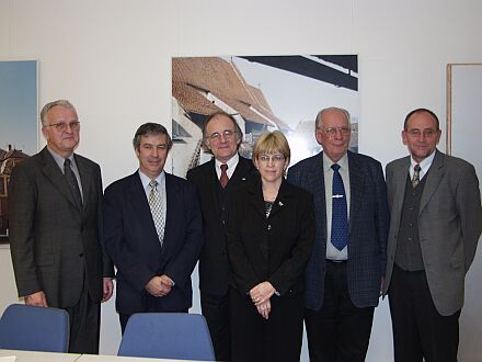 Die rumnische Delegation wurde in der landsmannschaftlichen Begegnungssttte in Mnchen empfangen, von links nach rechts: Bundesvorsitzender Volker Drr, Staatssekretr Cristian Niculescu, Generalkonsul Mihai Botorog, Luminita Salagean, Peter Pastior und Erhard Graeff. Foto: Siegbert Bruss